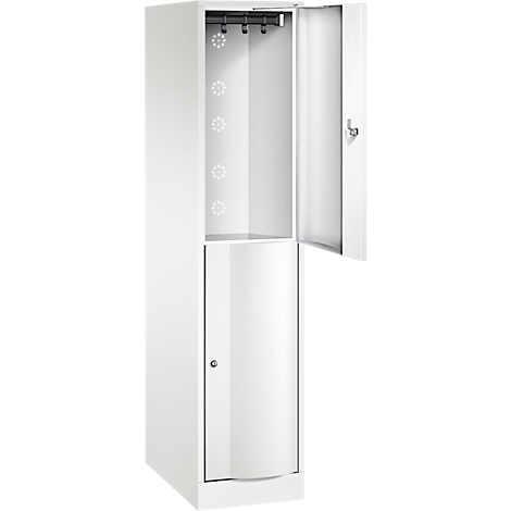 Armoire blanche, porte ouverte, barre supérieure avec crochets, cinq ouvertures rondes en dessous.