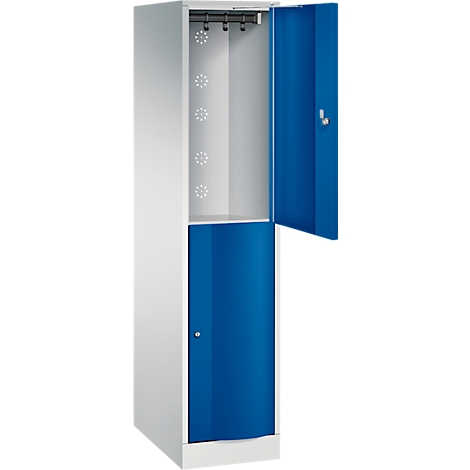 Un placard blanc et rouge avec une porte rouge ouverte. À l'intérieur, il y a des trous pour les cintres et les étagères.