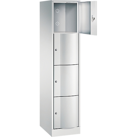 Armoire blanche avec portes vertes, une porte ouverte.