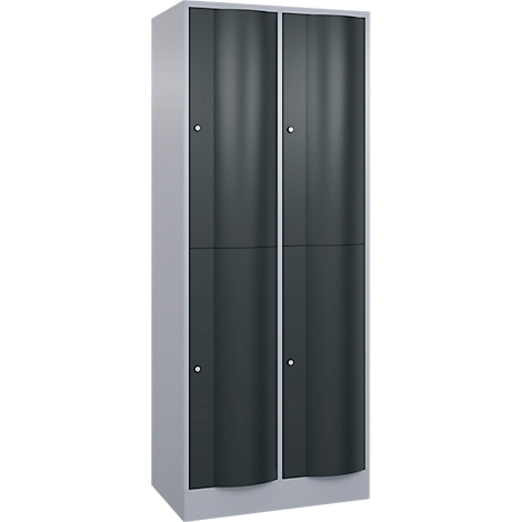 Une armoire grise à quatre portes. Les portes sont gris foncé et ont des poignées argentées.