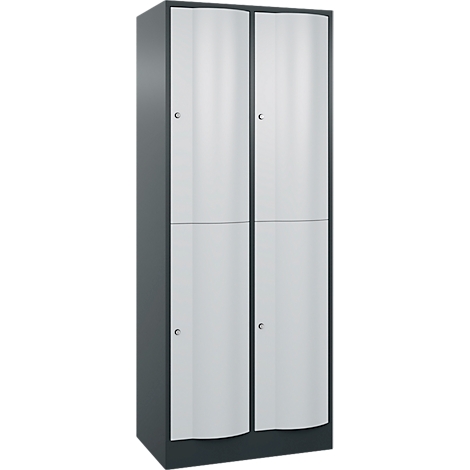 Une armoire grise à quatre portes et poignées argentées. Portes inférieures avec un bord incurvé. Cadre noir.