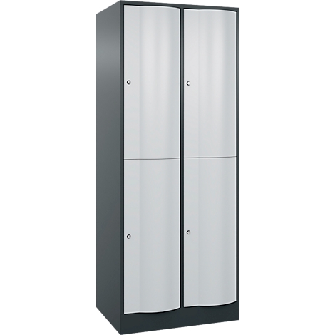 Un casier gris à quatre portes. Les portes sont blanches avec un design incurvé et de petits boutons.