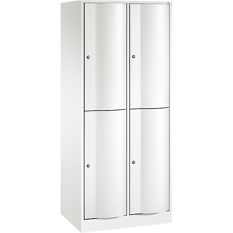 Armoire blanche à quatre portes, avec poignées, dans un design simple. Les portes sont légèrement arrondies.
