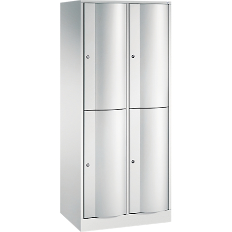 Une armoire blanche avec quatre portes vert citron, avec des boutons argentés.