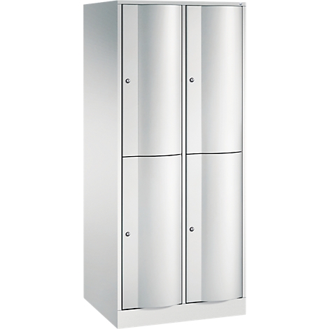 Armoire avec portes vertes, poignées argentées et corps blanc.