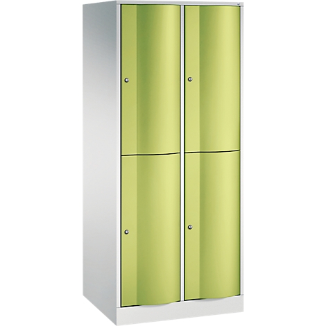 Armoire avec quatre portes bleues et poignées argentées. Le corps est blanc.