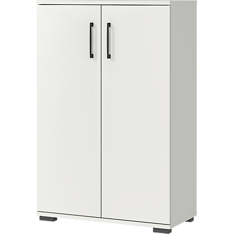 Une armoire blanche à deux portes et des poignées noires. L'armoire repose sur de petits pieds noirs.