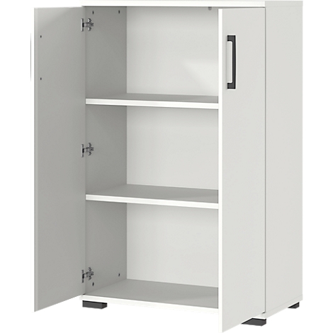 Armoire blanche, portes ouvertes. À l'intérieur, 3 étagères, poignée noire.