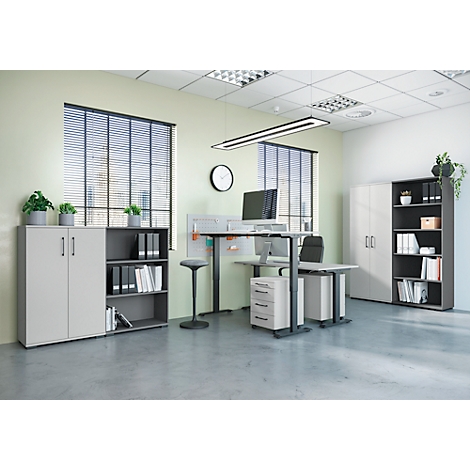 Un bureau moderne avec un bureau, des armoires et une fenêtre avec des stores.