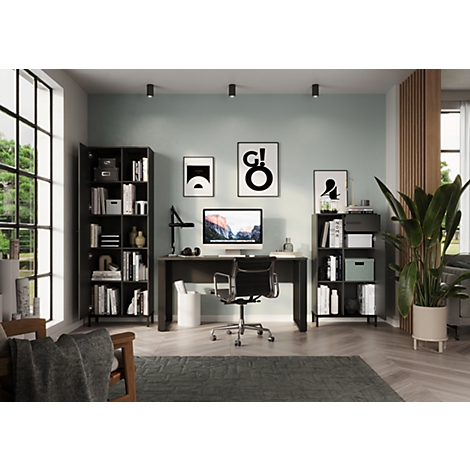 Un bureau à domicile avec un bureau, une chaise de bureau, des étagères et une décoration. L'espace est moderne et accueillant.