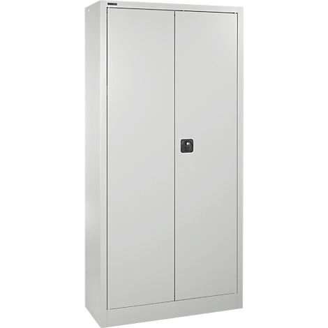 Une armoire en acier gris clair, haute, à deux battants avec une poignée tournante noire centrale.