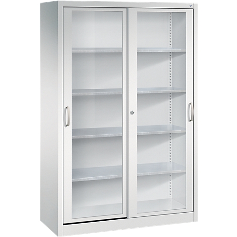 Armoire métallique claire avec deux portes coulissantes vitrées et quatre étagères sur fond blanc.