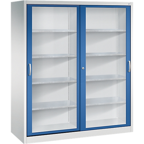 Une armoire métallique blanche avec deux portes coulissantes bleues avec inserts en verre et plusieurs étagères sur fond blanc.