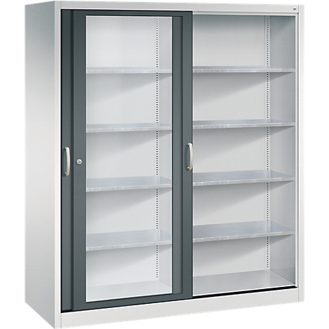 Armoire de bureau en métal gris clair avec une porte coulissante en verre gris foncé et quatre étagères.