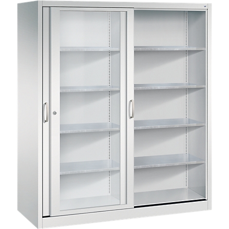 Armoire en métal gris avec portes coulissantes en verre et quatre étagères sur fond blanc.