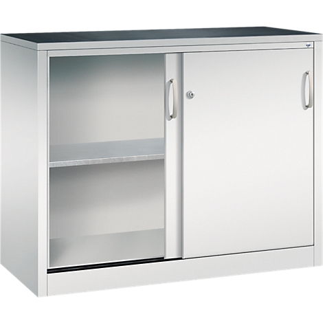 Armoire métallique claire avec portes coulissantes sur fond neutre.