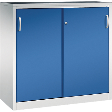 Une armoire métallique blanche avec deux portes coulissantes bleues et des poignées argentées devant un fond neutre.