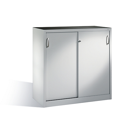 Armoire métallique argentée à deux portes battantes avec poignées argentées brillantes sur fond blanc.