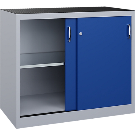 Armoire d'atelier grise avec portes coulissantes bleues, un compartiment ouvert et une étagère sur fond blanc.