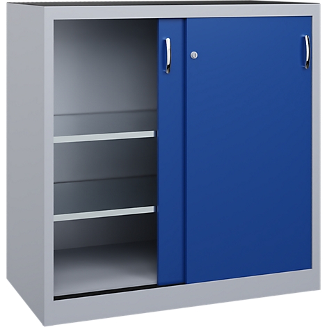 Une armoire métallique grise avec une porte coulissante bleue ; le compartiment gauche est ouvert et montre deux étagères.