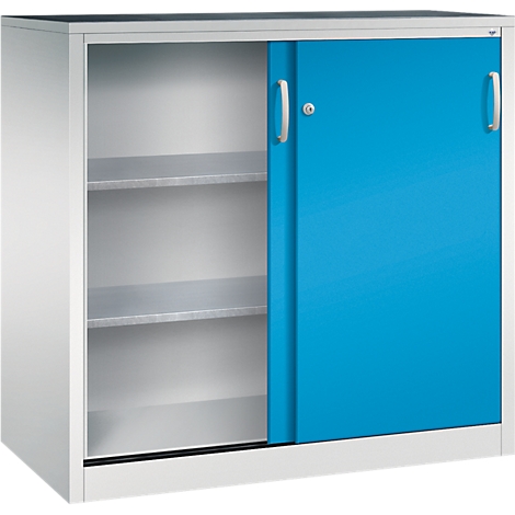 Armoire métallique gris clair avec une porte coulissante bleue et deux étagères ouvertes sur fond blanc.