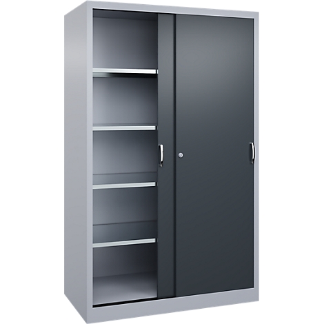 Armoire métallique grise avec portes coulissantes et quatre étagères visibles sur fond blanc.