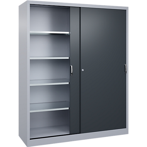 Armoire métallique grise avec une porte coulissante ouverte, une porte fermée et trois étagères.