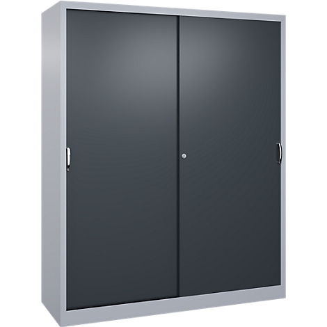 Une armoire métallique grise avec deux portes coulissantes anthracite et une serrure intégrée.