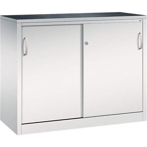 Une armoire métallique blanche à deux portes coulissantes et poignées argentées sur fond neutre.