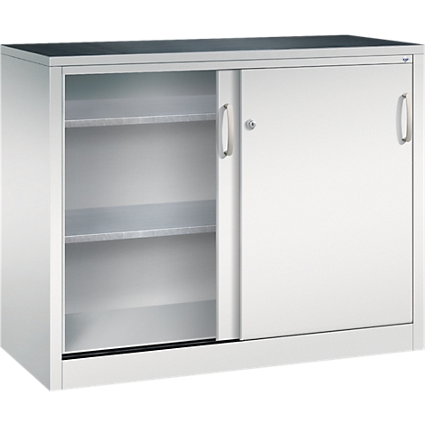 Armoire métallique grise avec portes coulissantes sur fond neutre.