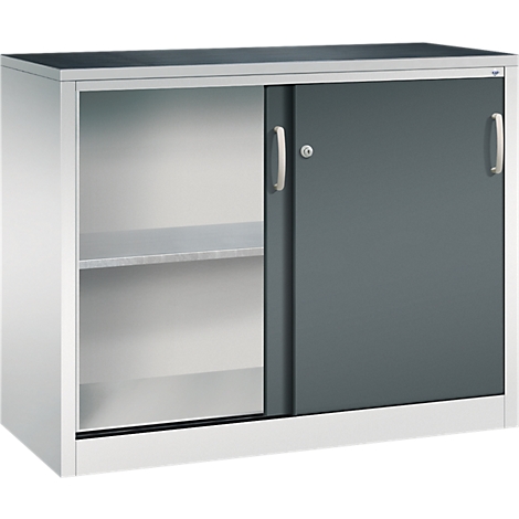Armoire métallique claire avec portes coulissantes, dont une gris anthracite avec poignées et serrure.