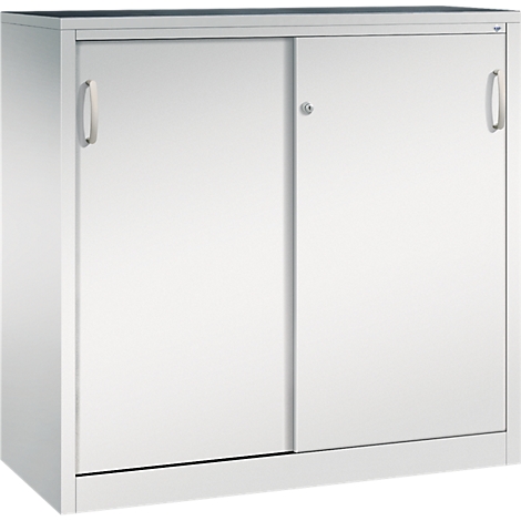 Armoire métallique à portes coulissantes claire sur fond neutre avec serrure et poignées argentées.