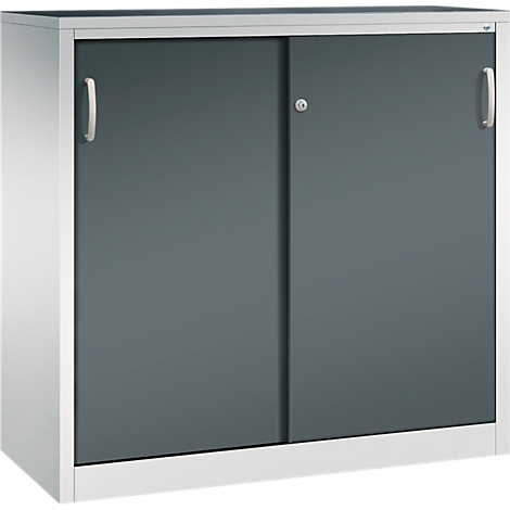 Une armoire métallique blanche, moderne et rectangulaire, dotée de deux portes coulissantes grises et de poignées argentées.