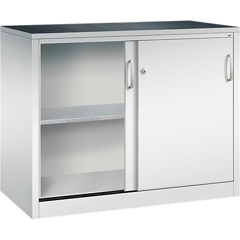 Armoire métallique argentée avec portes coulissantes et étagères sur fond neutre.