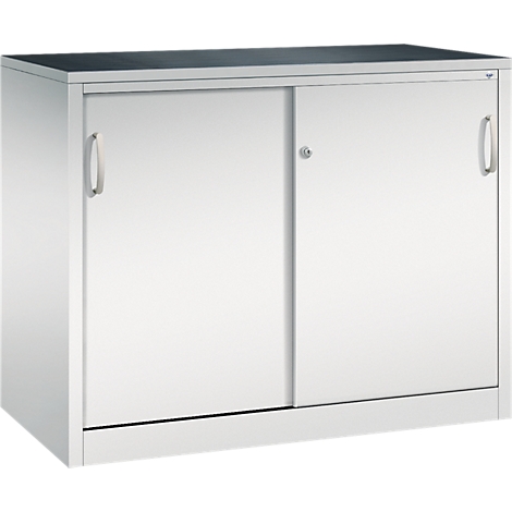 Armoire à dossiers en métal clair avec deux portes coulissantes, poignées argentées et serrure centrale sur fond blanc.