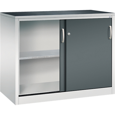 Armoire métallique grise avec porte coulissante et étagère ouverte sur fond blanc.
