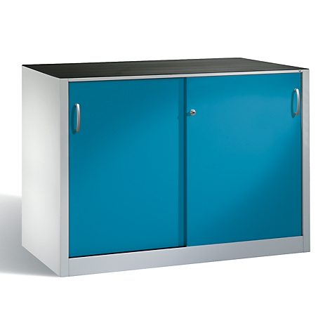 Un meuble bas en métal avec deux portes coulissantes bleu vif, des poignées argentées et un plateau noir.