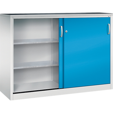 Armoire de bureau à portes coulissantes, corps blanc et porte bleue, avec étagère ouverte et deux rayons.