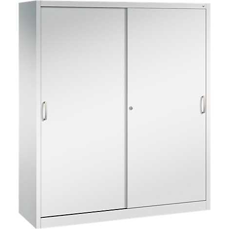 Une armoire métallique blanche à deux portes coulissantes sur fond neutre.