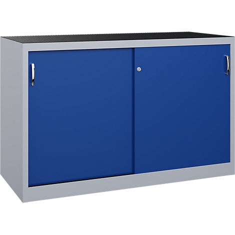 Une armoire métallique grise avec deux portes coulissantes bleues et des poignées argentées sur fond neutre.
