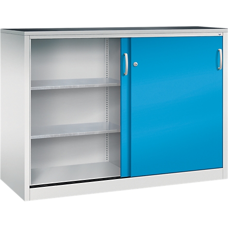 Armoire métallique mi-haute grise avec une porte coulissante bleue et deux étagères ouvertes.