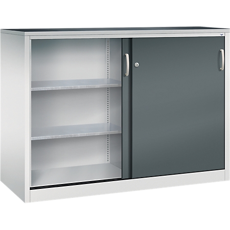 Armoire de bureau mi-haute avec structure blanche et porte coulissante gris foncé devant des étagères ouvertes.