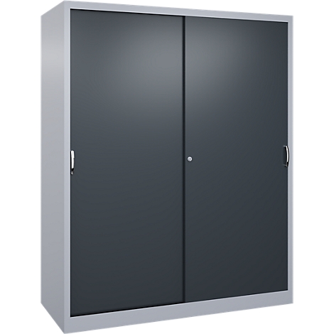 Une armoire en acier gris avec deux portes coulissantes anthracite et des poignées argentées intégrées.