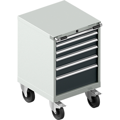 Armoire à outils blanche à roulettes avec cinq tiroirs et une poignée. Les tiroirs sont gris foncé.
