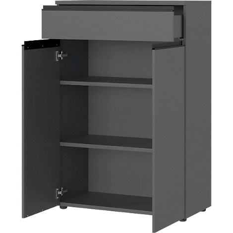 Armoire grise avec une porte ouverte, un tiroir et des étagères. Une porte est ouverte, l'autre fermée.