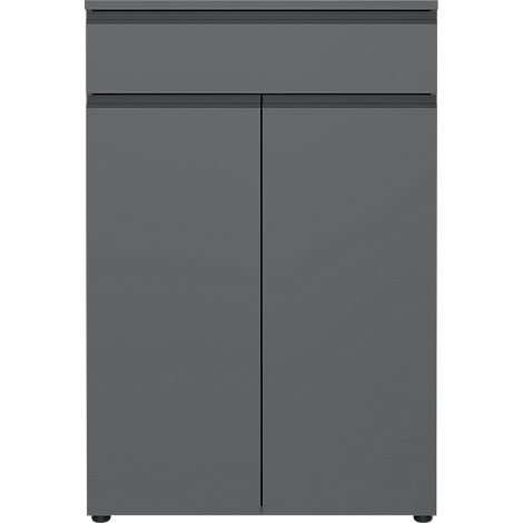 Armoire grise avec deux portes et un tiroir. L'armoire a une forme rectangulaire et repose sur de petits pieds.