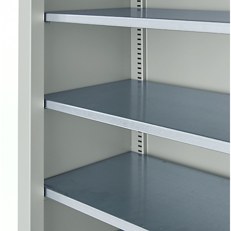 Vue intérieure d'une armoire grise avec trois étagères. Les étagères sont en métal, l'armoire elle-même est gris clair.