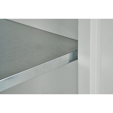 Gros plan d'une étagère en métal, grise, avec un mur blanc à côté.