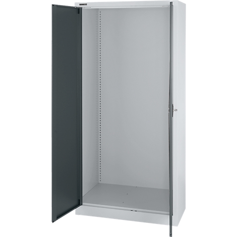 Armoire en acier blanche avec portes ouvertes. Une étagère est visible.