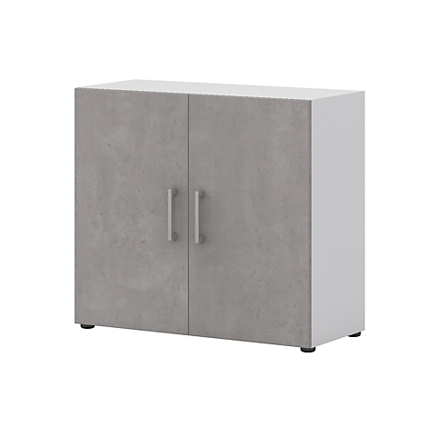 Armoire grise avec deux portes et poignées, sur fond blanc.